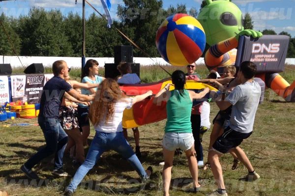 Командная игра большой волейбол на городском празднике в иваново