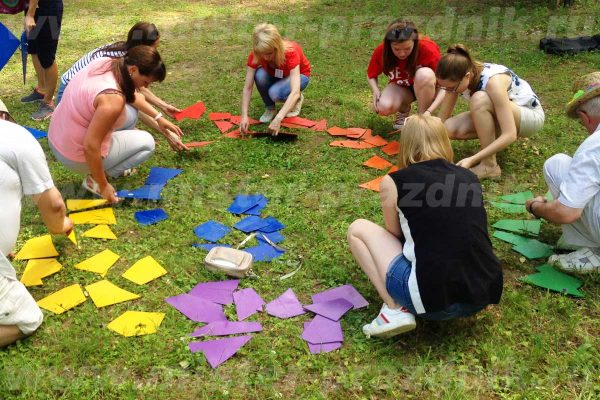 Девушки собирают квест головоломку цветовой круг в городе иваново
