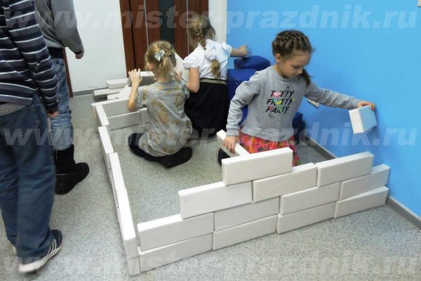 Дети строят стенку на празднике в BeBrain