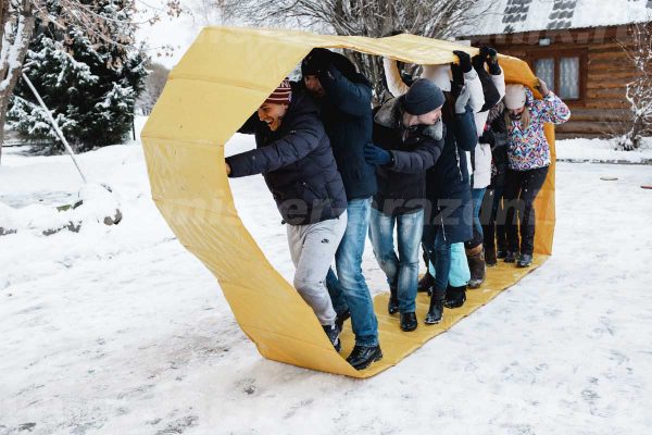 Активный спортивный конкурс гусеница на природе зимой в иваново