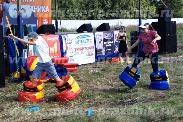 Детские конкурсы на городском празднике забег в мега ботинках