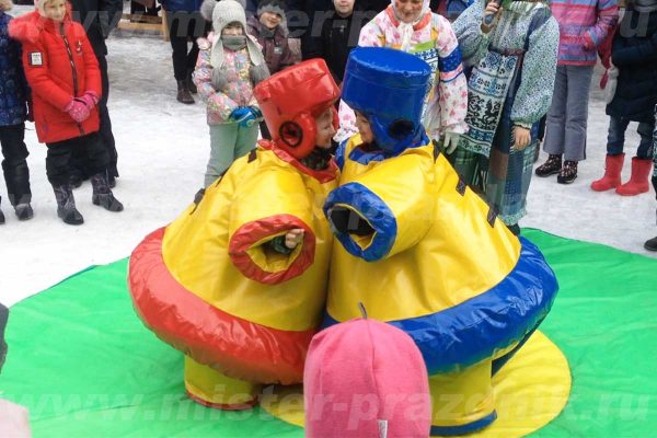 Десткое соревнование в костюмах сумоистов